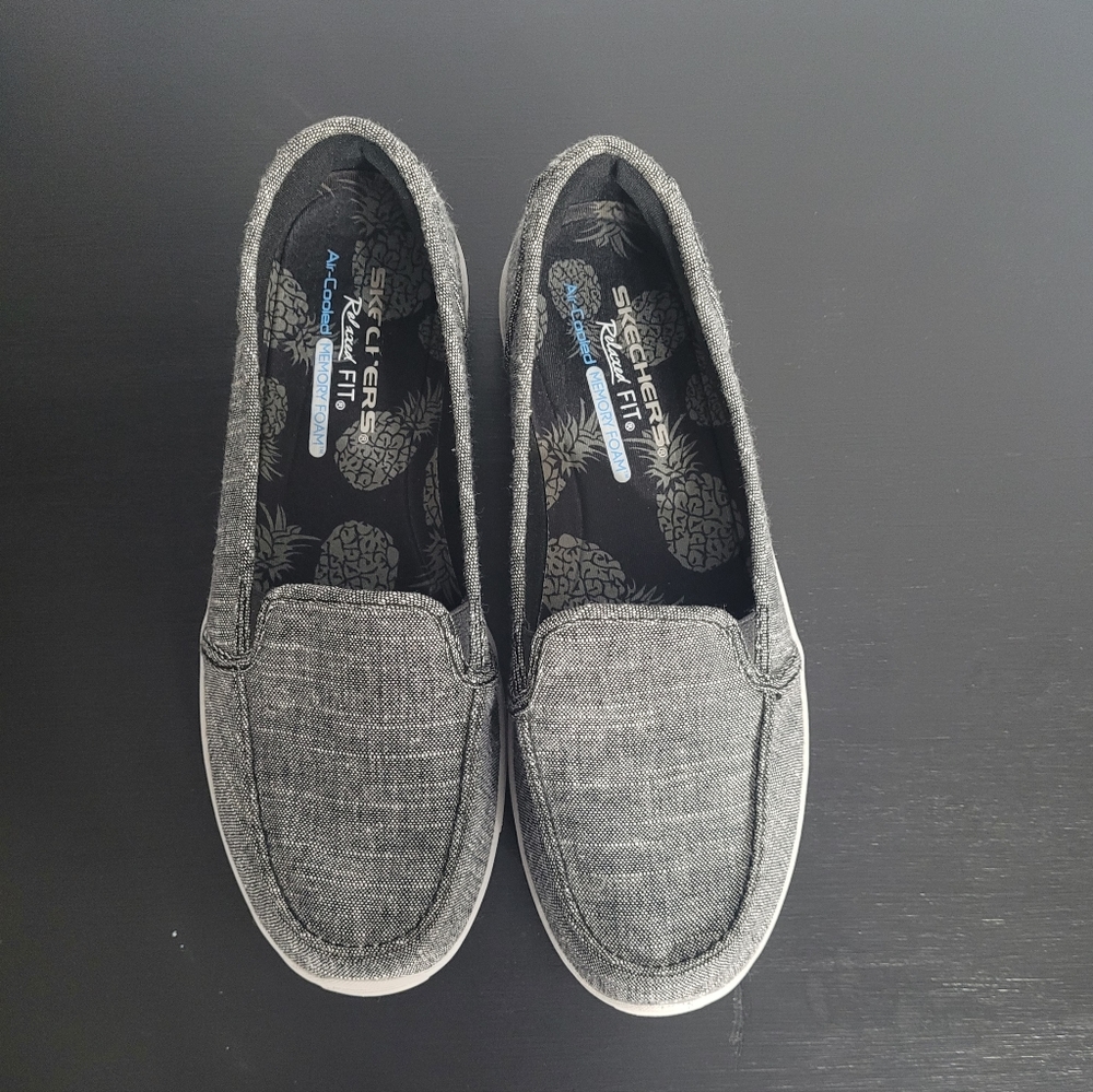 Women's Skechers Slip On Relaxed Fit Air Cooled Memory Foam Shoes Size 9